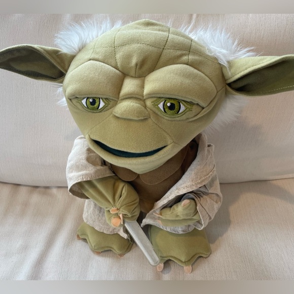 STAR WARS Lightsaber Battle Yoda Deluxe 16-inch Talking Action Plush - Picture 5 of 7